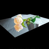 Silber Acryl Spiegelplatte 3mm als Deko-Unterlage mit Rosen – Eventdekoration