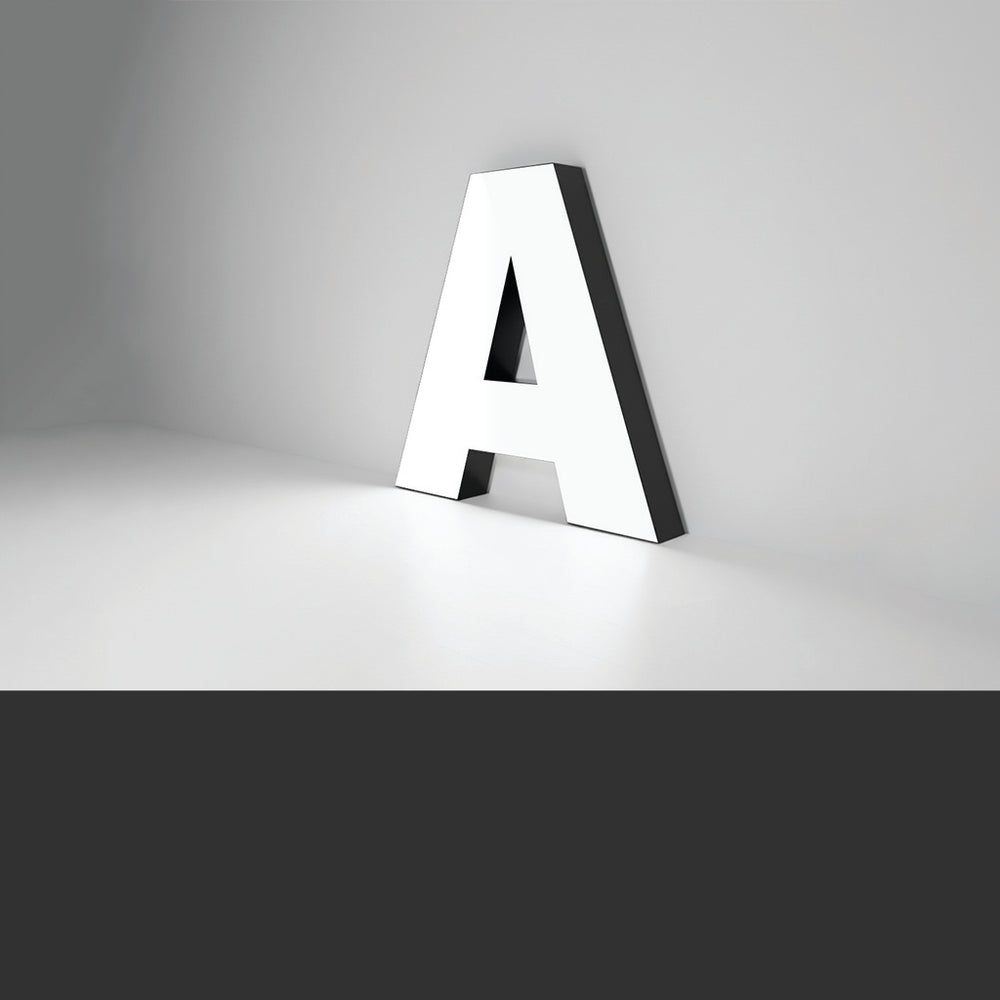 3D Leuchtbuchstaben aus Acryl & Aluverbund – Detailansicht von Acrylfront und Aluverbund-Rückseite
