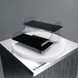 Acryl-Präsentationsständer 2-stöckig – schwarze Ablagen, transparente Seitenwände, Gesamtansicht für Thekenpräsentation