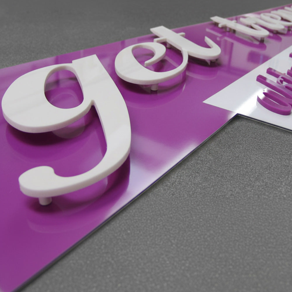 CNC-Fräsen & Werbetechnik – Bearbeitung von Kunststoffplatten, sichtbare Frässpäne und saubere Kanten