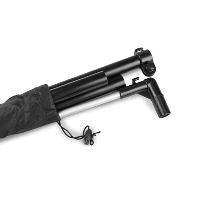 Flagge rechts L 4,3 m mit Standfuß vor dem Eingang eines Ladengeschäfts als Blickfang