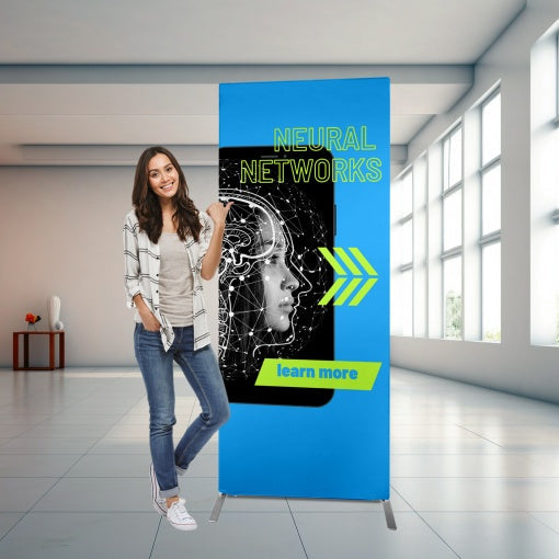 Haushaltsbanner 85 x 228 cm – schlankes, hohes Click-System Textildisplay in Seitenansicht