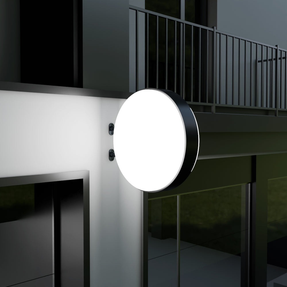 Leuchtkasten rund – Wandausleger, doppelseitig beleuchtet (Ø 75 cm), Nachtansicht mit homogener LED-Ausleuchtung