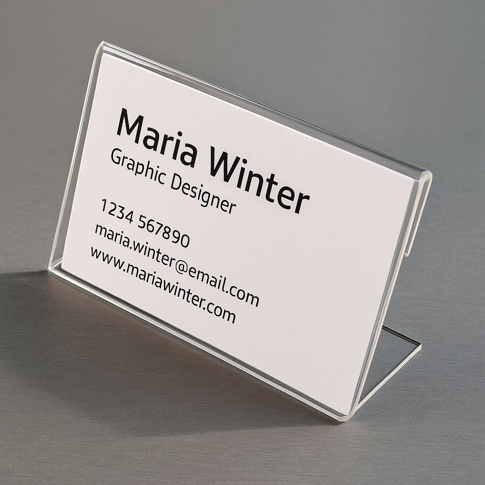 Mini-Aufsteller 8×5 cm Plexiglas® 2 mm – Seitenansicht mit leichter Neigung für optimale Lesbarkeit