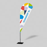 Tränenflagge XL 4,1 m als große Beachflag für Außenwerbung vor einem Geschäft