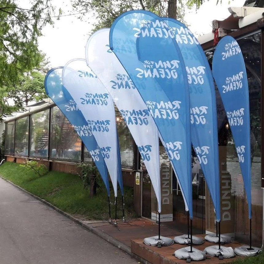 Tränenflagge XL 4,1 m mit Standfuß als Beachflag bei einem Outdoor-Event