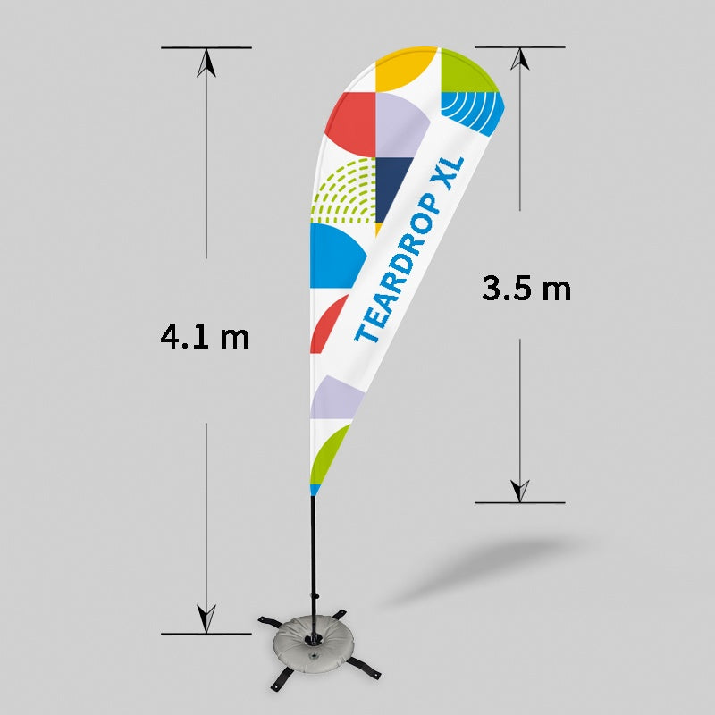 Bedruckte Tränenflagge XL 4,1 m in Tropfenform mit Firmenlogo auf freier Fläche