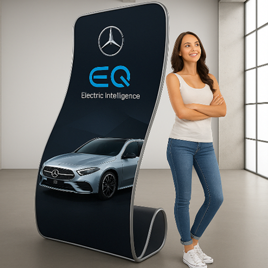 Click-System Totem 2,28 m – leichtes, modulares Textildisplay mit schlanker, stromlinienförmiger Form, Gesamtansicht