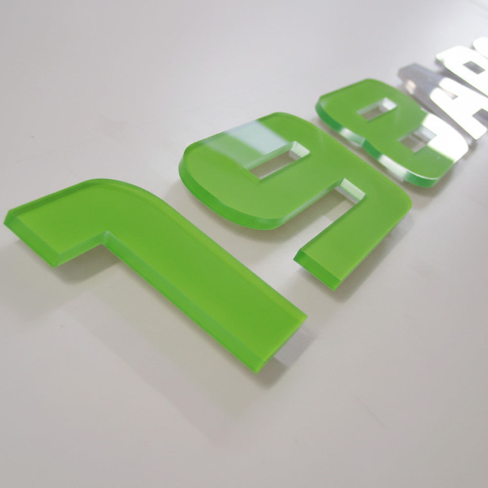 CNC-Fräsen & Werbetechnik – Werkstücke aus Dibond® und Kunststoff auf dem Frästisch sicher gespannt