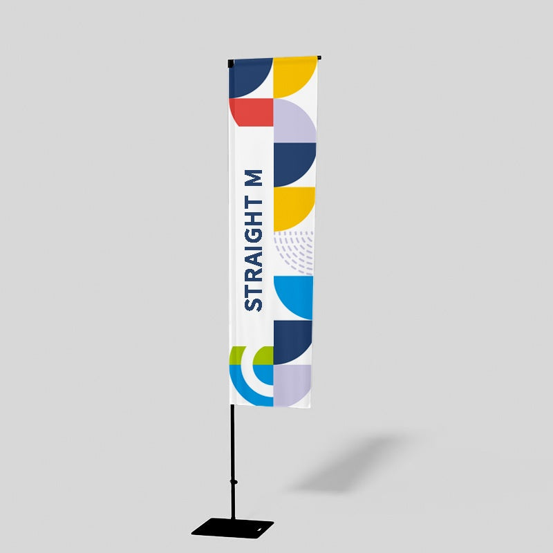 Gerade Fahne M 3,3 m als Beachflag vor einem Geschäft für auffällige Außenwerbung