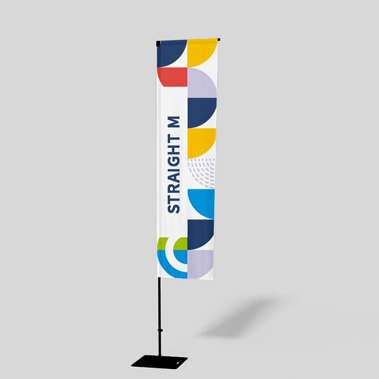 Gerade Fahne M 3,3 m als Beachflag vor einem Geschäft für auffällige Außenwerbung