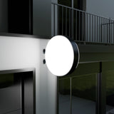 Leuchtkasten rund – Wandausleger, doppelseitig beleuchtet (Ø 75 cm), Nachtansicht mit homogener LED-Ausleuchtung