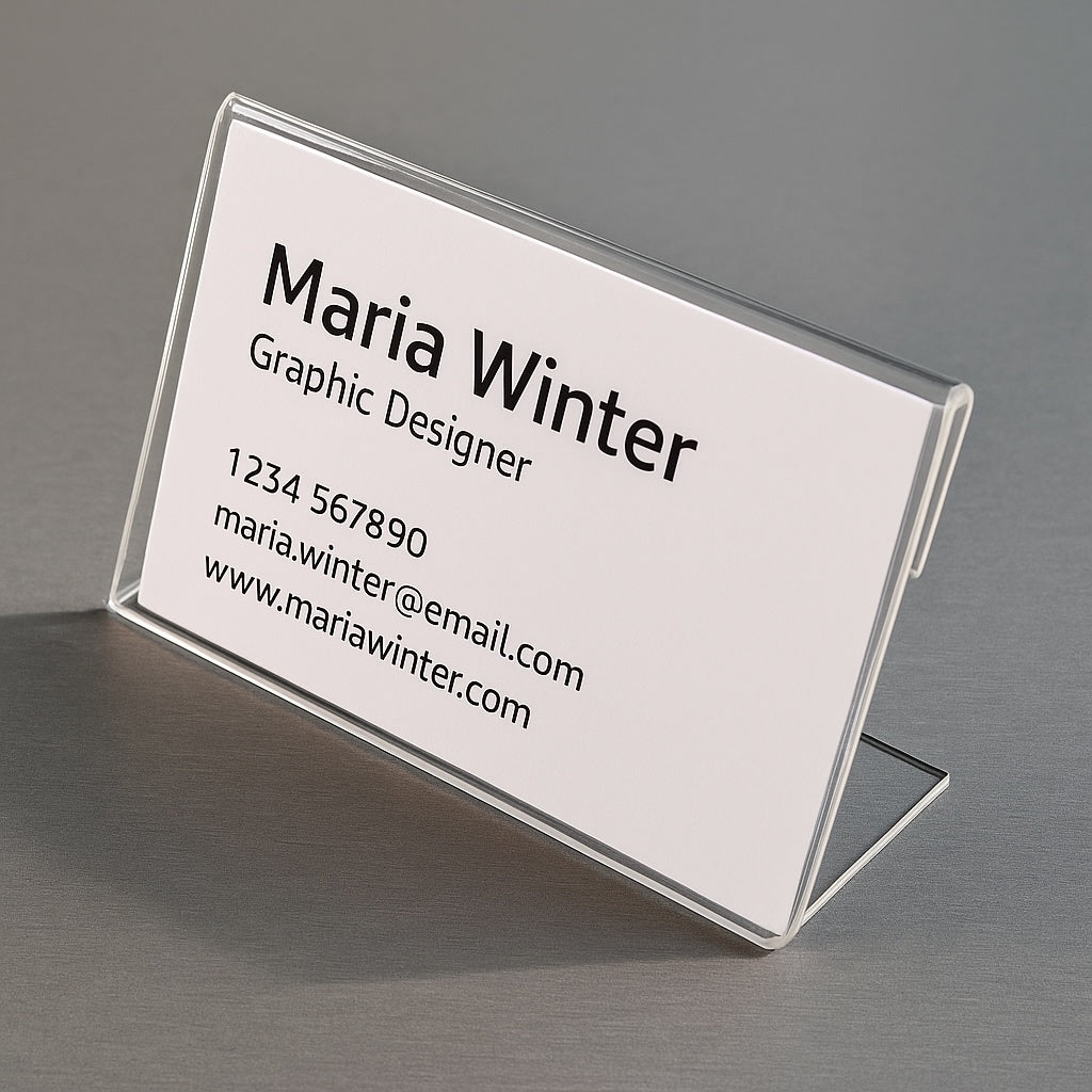 Mini-Aufsteller 8×5 cm Plexiglas® 2 mm – Seitenansicht mit leichter Neigung für optimale Lesbarkeit