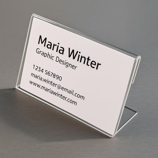 Mini-Aufsteller 8×5 cm Plexiglas® 2 mm – Seitenansicht mit leichter Neigung für optimale Lesbarkeit